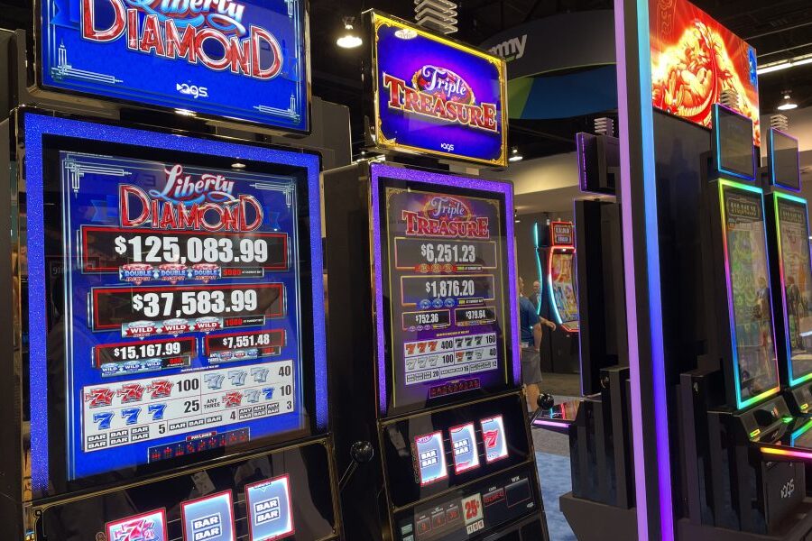 How do cascades generate online slot consecutive wins?