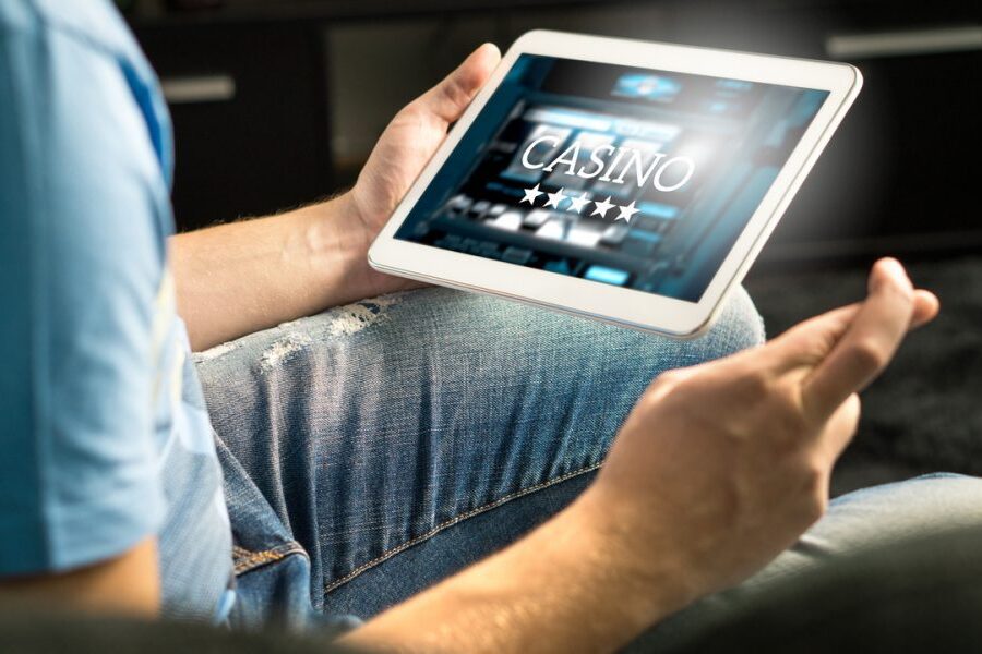 Which mechanics allow online slot features to retrigger?